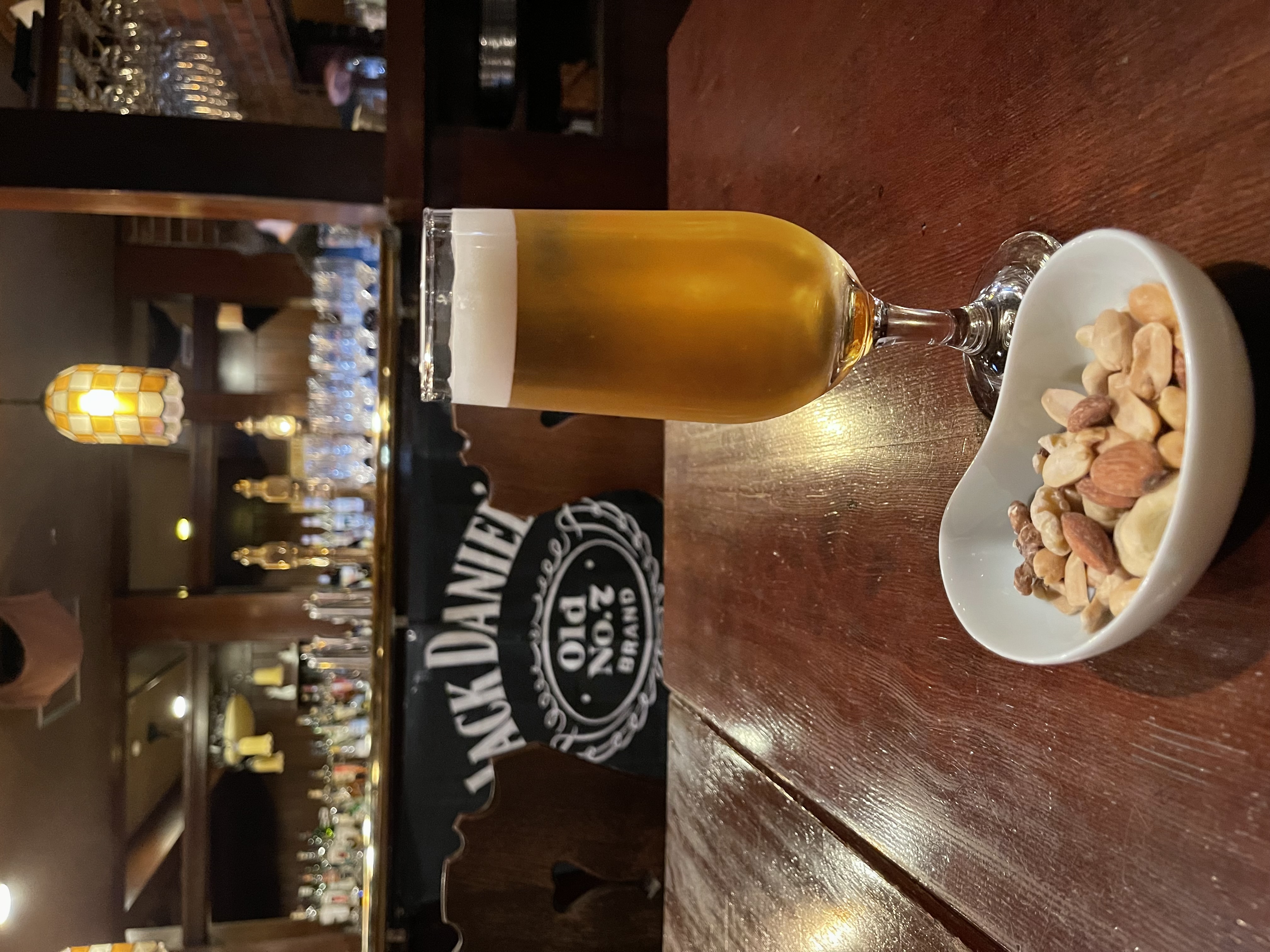 ビールとナッツで昼下がりのジャズを楽しむ